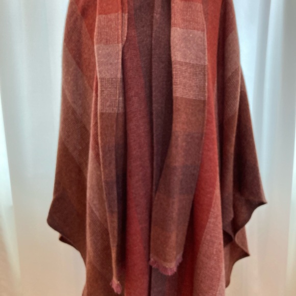 AVOCA OF COUNTY WICKLOW IRELAND Jackets & Blazers - VINTAGE AVOCA 100%NEW WOOL CAPE